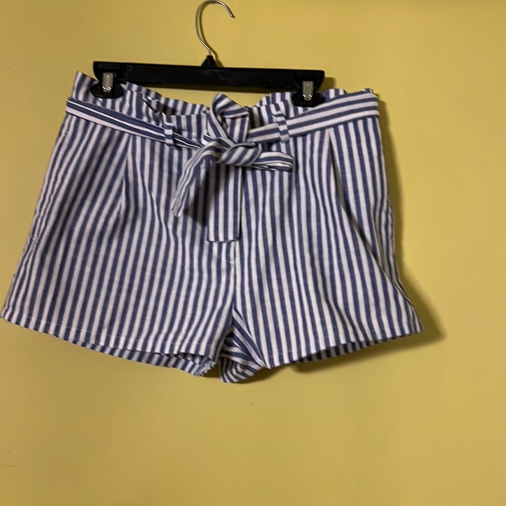 Love tree medium high waisted shorts with pockets
